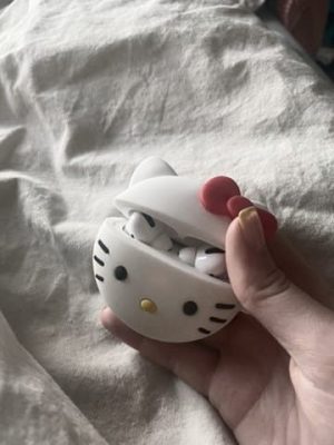 Ốp AirPods Hello Kitty nơ đỏ